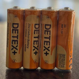 باطری قلمی کربنی دتکس پلاس +DETEX مدل AA R6P 1.5V – بسته 4 عددی